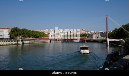 AJAXNETPHOTO. LYON, Frankreich. - PASSARELLE - Fußgängerbrücke, DU PALAIS DU GERECHTIGKEIT ÜBER DEN FLUSS SAONE; EIN TRIPPER TOURISTISCHE BOOTSFAHRT AUF DEM FLUSS KÖPFE FÜR DIE BRÜCKE. Foto: Jonathan Eastland/AJAX REF: GX8 182009 510 Stockfoto