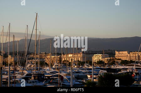 AJAXNETPHOTO. 2018. CANNES, Frankreich. - COTE D'AZUR RESORT - STADT AM MEER MIT BLICK AUF DIE BUCHT mit Yachten vor Anker IN DER STADT MARINA; HOTEL CARLTON IST DAS ZENTRUM GEBÄUDE IM BILD. Foto: Jonathan Eastland/AJAX REF: GX8 180910 830 Stockfoto