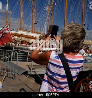 AJAXNETPHOTO. 2018. CANNES, Frankreich. - COTE D'AZUR RESORT - REGATES ROYALES CANNES 2018 - Zuschauer auf Yachten vor Anker IN DEN ALTEN HAFEN. Foto: Jonathan Eastland/AJAX REF: GX8 182509 613 Stockfoto