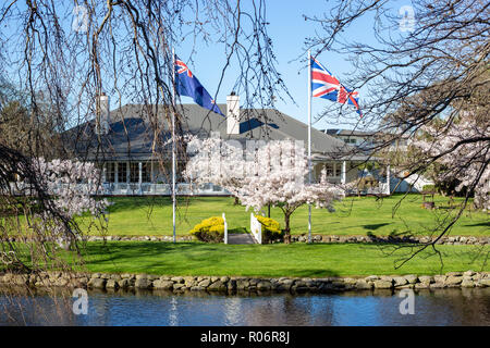 Fahnen fliegen auf den grasbewachsenen Ufern des Flusses Avon in Mona Vale, Christchurch Stockfoto