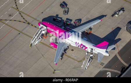 Luftaufnahme, Wizz Air, Reisen Jet auf der Beladeposition, Gepäckwagen, Dortmund International Airport, DTM, Übersicht der Start- und Landebahn 06 und Schürze, Frontschürze, Stockfoto