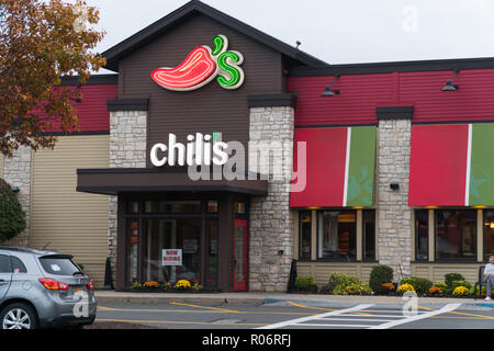 New York, USA - ca. 2018: Chili Bar und Grill mexikanische Tex Mex Restaurant Außenfassade store Front. Blick vom Shopping Center Parkplatz. Stockfoto