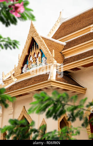 Architektonische Details aus der Dachterrasse Außenansicht des Buddhistischen Tempel, Wat Traimit in Clear Sky in Bangkok, Thailand Stockfoto