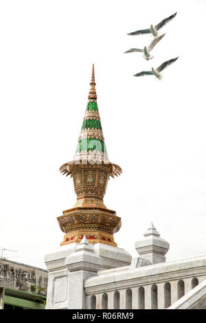 Architektonisches detail von außen Blick von der buddhistischen Tempel, Wat Traimit über klarer Himmel mit fliegenden Möwen in Bangkok, Thailand Stockfoto