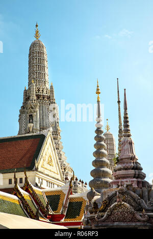 Architektonisches detail von außen Blick von der buddhistischen Tempel, Wat Arun über blauen Himmel in Bangkok, Thailand Stockfoto