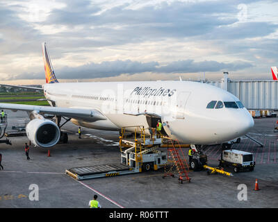 Philippine Airlines Airbus A330 am Ninoy Aquino International Airport, Terminal 2, für die Abreise vorbereitet werden. Stockfoto