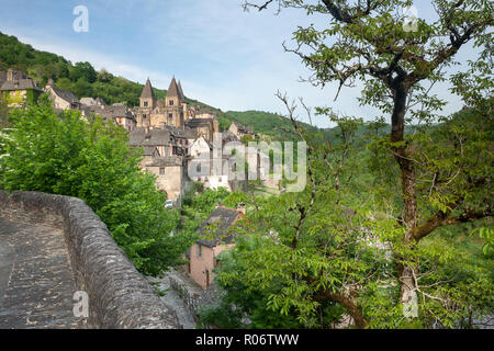 Französische Dorf Conques in der Frühlingssonne Stockfoto