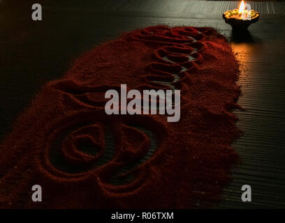 Geschrieben diwali in rangoli auf Tisch Stockfoto