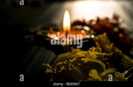 Isolierte diya/Lampe auf dem Tisch platziert Stockfoto