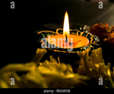 Isolierte diya/Lampe auf dem Tisch platziert Stockfoto