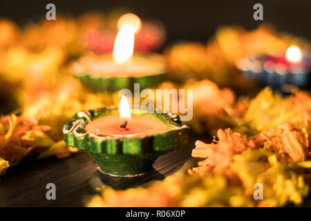 Bunte diyas in verschiedenen Möglichkeiten angeordnet Stockfoto