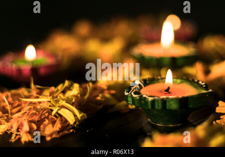 Bunte diyas in verschiedenen Möglichkeiten angeordnet Stockfoto