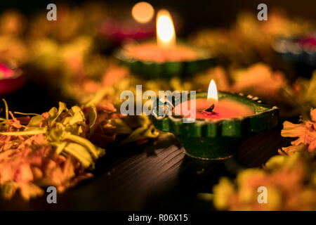 Bunte diyas in verschiedenen Möglichkeiten angeordnet Stockfoto