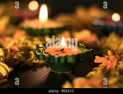 Bunte diyas in verschiedenen Möglichkeiten angeordnet Stockfoto