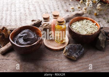 Naturkosmetik für zu Hause oder im Salon spa Behandlung. Schwarzem Ton, Öl, Salz, trockene Pflanzen, Blumen, Holz und Stein - Schönheit Produkte Zutaten Stockfoto