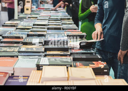 Eskisehir, Türkei - Oktober 09, 2018: Kaukasischer Mann ein Buch lesen in Eskisehir Buchmesse Stockfoto