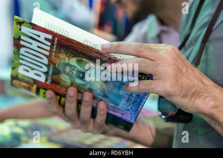 Eskisehir, Türkei - Oktober 09, 2018: Kaukasischer Mann ein Buch lesen in Eskisehir Buchmesse Stockfoto