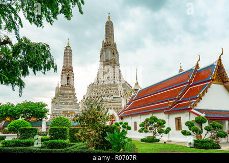 Wat Arun Ratchawararam mit schönen blauen Himmel und weißen Wolken. Wat Arun buddhistische Tempel ist das Wahrzeichen in Bangkok, Thailand. Attraktion Kunst und anc Stockfoto