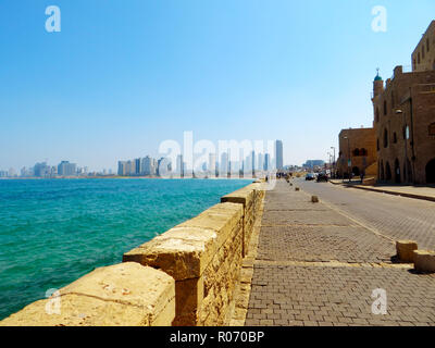 Panoramablick auf Tel Aviv vom Bahndamm der Stadt Jaffa. Sommer 2018 Stockfoto