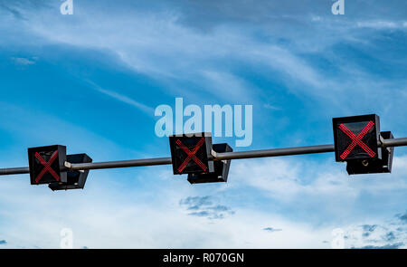 Traffic Signal Licht mit roter Farbe des Kreuzes auf blauen Himmel und weißen Wolken Hintergrund. Falsches Vorzeichen. Keinen Eintrag Verkehrsschild. Rotes Kreuz Anleitung stoppen Stockfoto