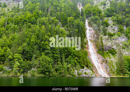 Cascade Falls über bemoosten Felsen. Schönen grünen Wald Szene, Strom von Wasser. Ruhige grüne Natur Hintergrund Konzept Stockfoto