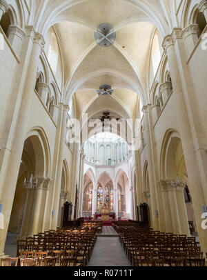 Innenansicht des Schiff und Chor der Kirche des hl. Eusebius von Vercelli, Auxerre, Burgund, Frankreich, Europa. Stockfoto