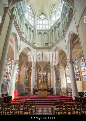 Innenansicht des Schiff und Chor der Kirche des hl. Eusebius von Vercelli, Auxerre, Burgund, Frankreich, Europa. Stockfoto