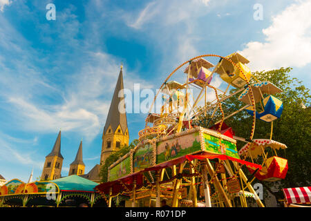 Schönes Bild der Fahrgeschäfte und Kathedrale in Bonn, Deutschland Stockfoto