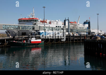 Der Hafen von Stromness, Orkney mit Fischerbooten und die NorthLink Ro-Ro-Fähre Hamnavoe, betrieben durch Serco Stockfoto