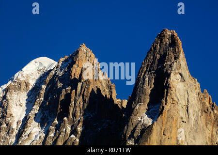 Europa, Haute Savoie, Rhône-Alpes, Frankreich, Chamonix, Mont Blanc (4122 m) und Les Drus (Aiguille du Dru) 3754 m Stockfoto