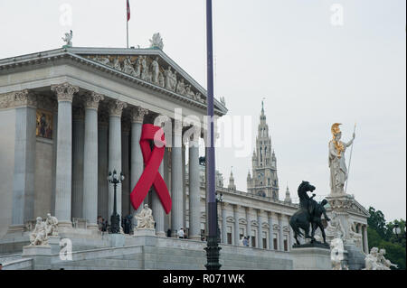 Wien, Parlament, AIDS-Schleife - Wien, Parlament, rote Schleife Stockfoto