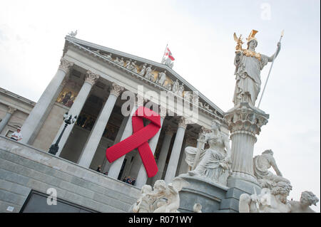 Wien, Parlament, AIDS-Schleife - Wien, Parlament, rote Schleife Stockfoto