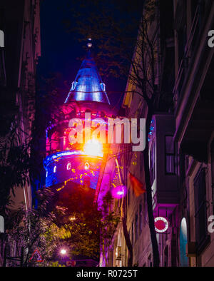 Blick auf alte Gasse mit der Galata Turm namens Christus Turm von GENUESISCHEN einen berühmten mittelalterlichen Sehenswürdigkeiten Architektur in Istanbul, Türkei. Stockfoto