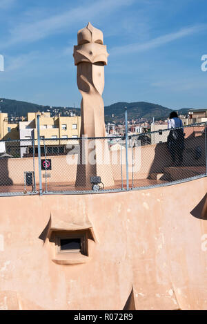 Schornsteine auf dem Dach von Antoni Gaudís Casa Mila Gebäude, Barcelona, Spanien Stockfoto