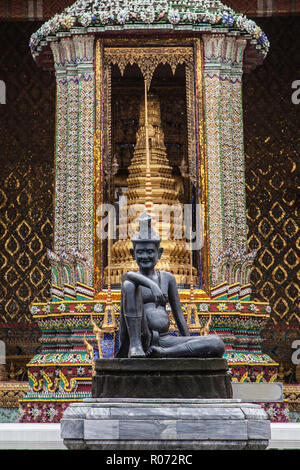 Abbildung der Sitzenden Einsiedler im Wat Phra Kaew, Bangkok, Thailand. Stockfoto