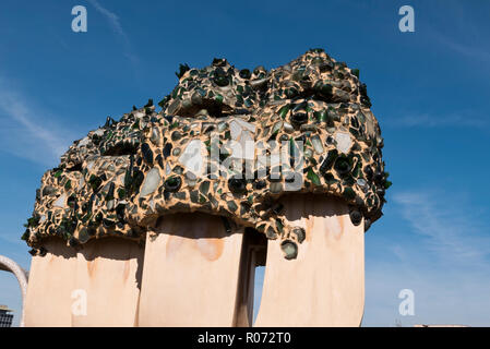 Schornsteine auf dem Dach von Antoni Gaudís Casa Mila Gebäude, Barcelona, Spanien Stockfoto