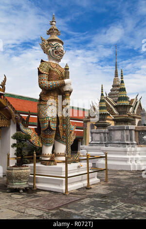 Koei Sadet Tor und westliche Vorhalle im Wat Phra Kaew, Bangkok, Thailand. Stockfoto