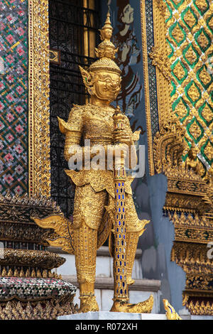 Golden Yaksha bewachen den Eingang des Phra Mondop im Wat Phra Kaew, Bangkok, Thailand. Stockfoto