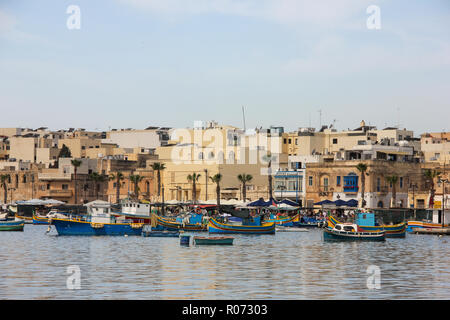 Marsaxlokk, Malta - Mai 2018: Panoramablick auf Fischerdorf mit traditionellen eyed Boote luzzu im Sommer Tag Stockfoto