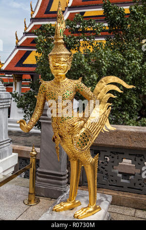 Statue eines Asurapaksi, ein Fabelwesen mit dem Kopf eines Riesen und der untere Teil des Körpers eines Vogels, in Wat Phra Kaew, Bangkok, Thailand. Stockfoto