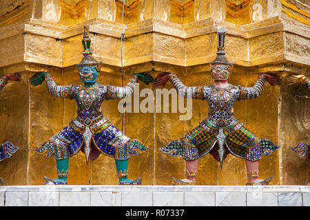 Yaksha Dämonen auf goldenen Chedi im Wat Phra Kaew, Bangkok, Thailand. Stockfoto