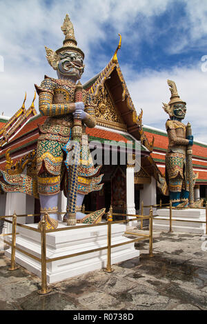 Yakshas Maiyarab und Wirunchambang im Wat Phra Kaew, Bangkok, Thailand. Stockfoto