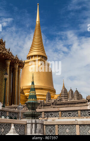 Goldenen Chedi und Modell von Angkor Wat im Wat Phra Kaew, Bangkok, Thailand. Stockfoto