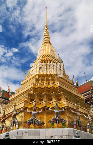 Northern goldenen Chedi im Wat Phra Kaew, Bangkok, Thailand. Stockfoto