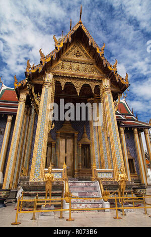 Eingang zu den Königlichen Pantheon im Wat Phra Kaew, Bangkok, Thailand. Stockfoto