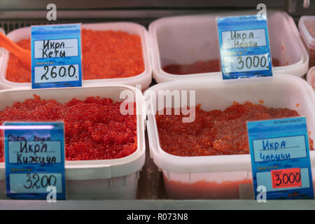 Gesalzene granulare Kaviar Pacific wilden roten Lachs Fisch auf dem Fischmarkt mit Preis-coho Lachs, King Salmon chinook Lachs, chum salmon, sockeye Lachse. Stockfoto