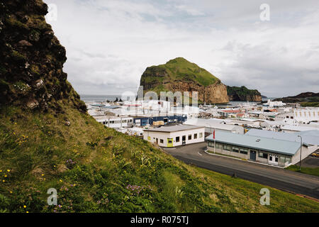 Die vulkanische Insel Heimaey im Vestmannaeyjar Archipel an der Südküste Islands. Stockfoto