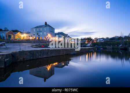 Die Dämmerung senkt sich über die berühmten Pier House in Cornwalls Charelstown Hafen. Der historische Hafen von Charlestown ist ein beliebter Drehort sowohl Natio Stockfoto