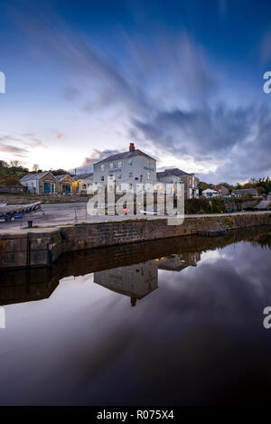 Die Dämmerung senkt sich über die berühmten Pier House in Cornwalls Charelstown Hafen. Der historische Hafen von Charlestown ist ein beliebter Drehort sowohl Natio Stockfoto