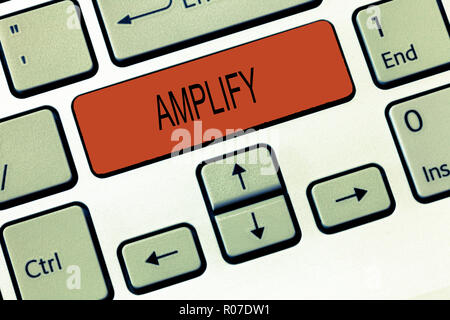 Wort schreiben Text verstärken. Business Konzept für etwas größere lauter ist die Lautstärke mit Verstärker erhöhen. Stockfoto